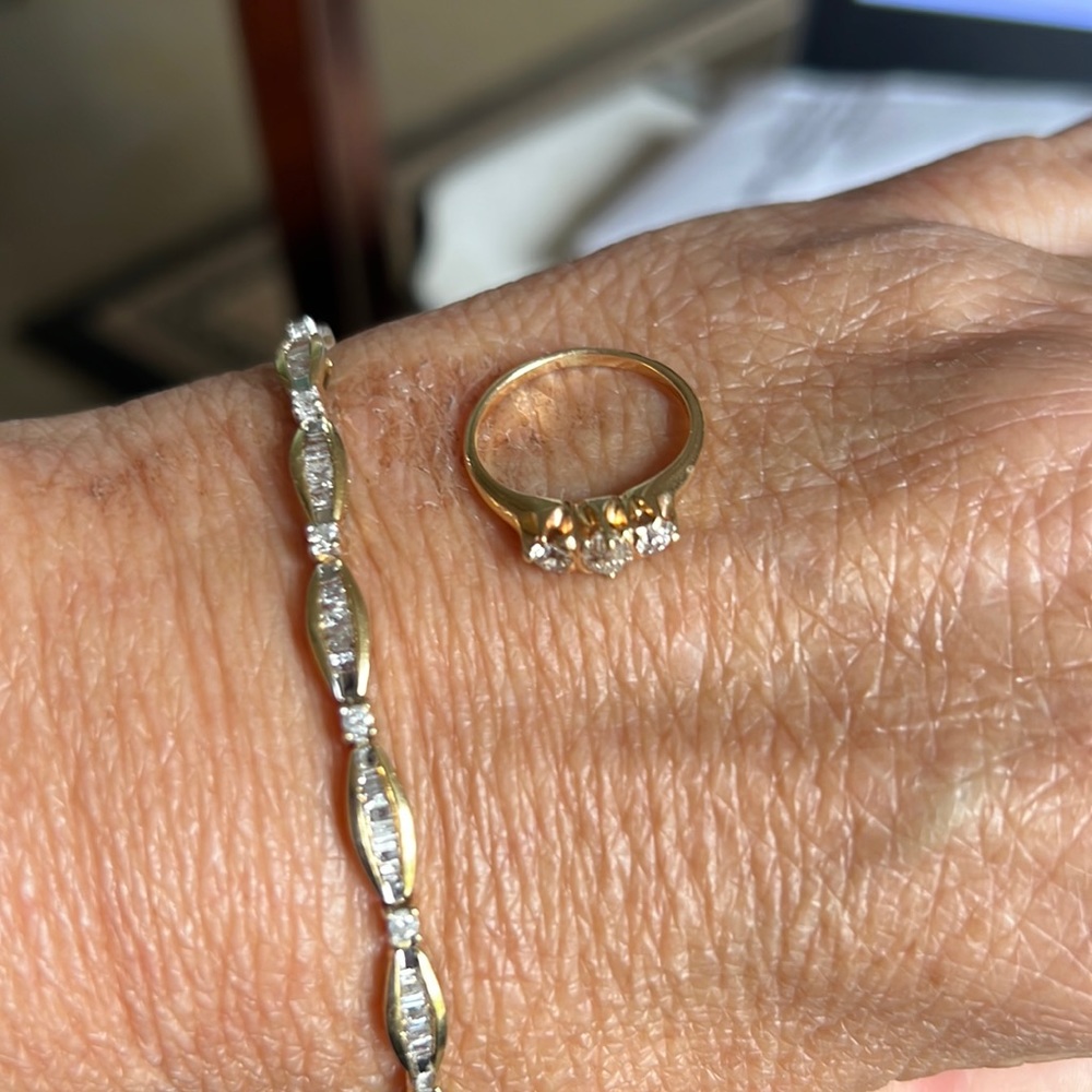 Beautiful engagement ring. Purchased for 2500 asking for 1000